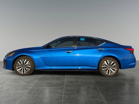 Used 2025 Nissan Altima 2.5 SV image 2