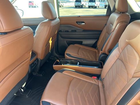 Used 2024 Nissan Pathfinder Platinum image 18