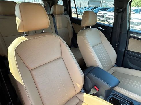 Certified 2024 Volkswagen Tiguan SE FWD image 37
