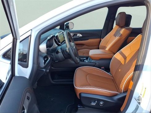 New 2026 Chrysler Pacifica Pinnacle w/ Trailer Tow Group image 19