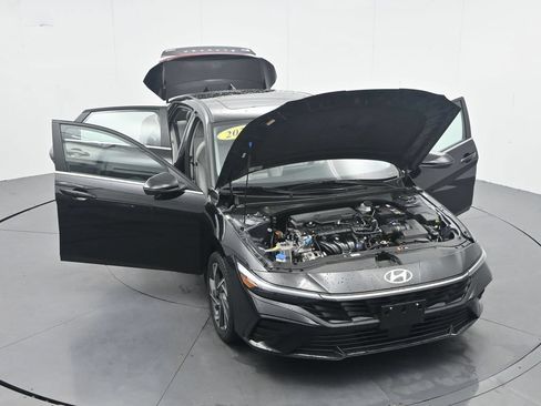 Used 2025 Hyundai Elantra Limited FWD image 46