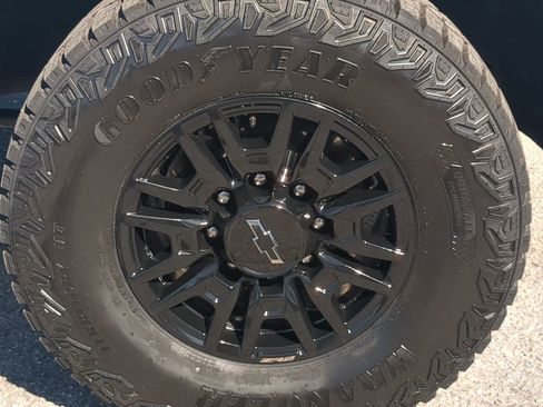 Used 2025 Chevrolet Silverado 2500 ZR2 image 11