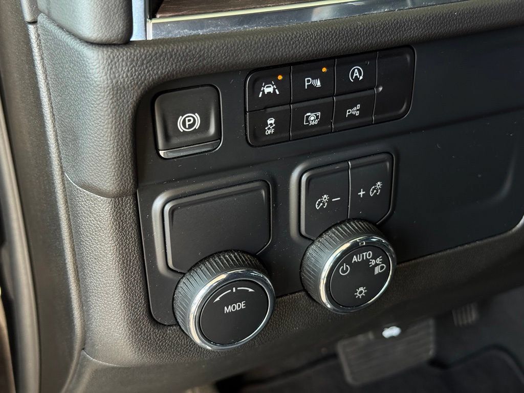 Used 2025 Chevrolet Tahoe LT RWD image 32