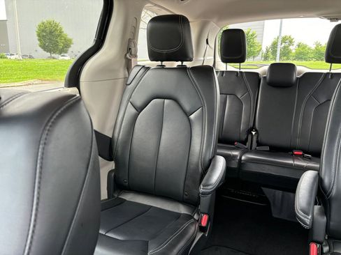 Used 2024 Chrysler Pacifica Touring-L image 42