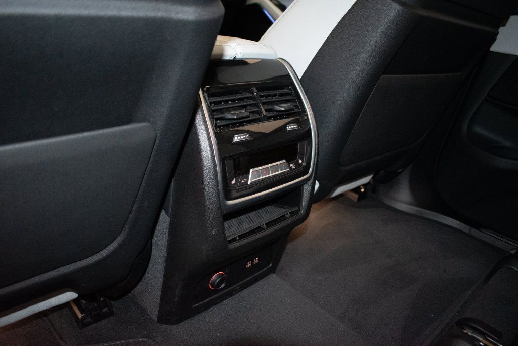 Used 2024 BMW X7 xDrive40i w/ M Sport Package AWD/4WD image 25