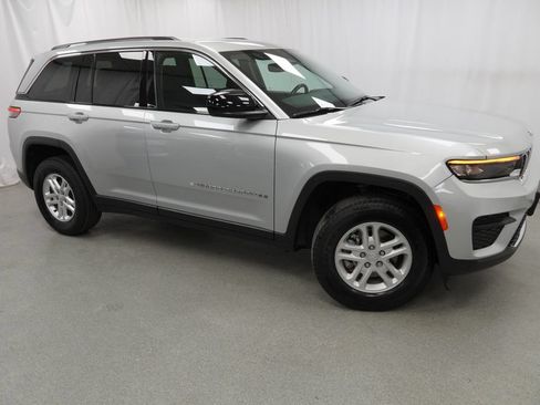 Certified 2022 Jeep Grand Cherokee Laredo w/ Luxury Tech Group I AWD/4WD image 11