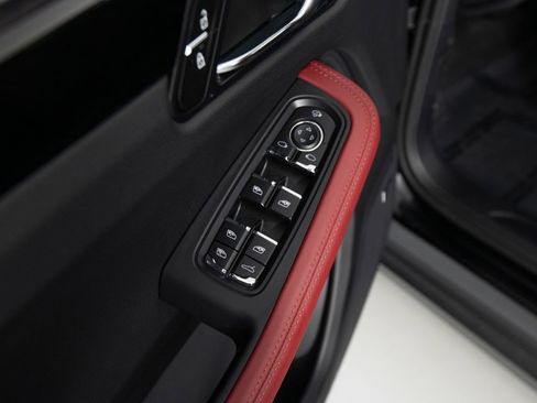 Certified 2025 Porsche Macan image 20