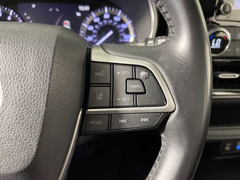 Used 2022 Toyota Highlander XLE FWD image 29