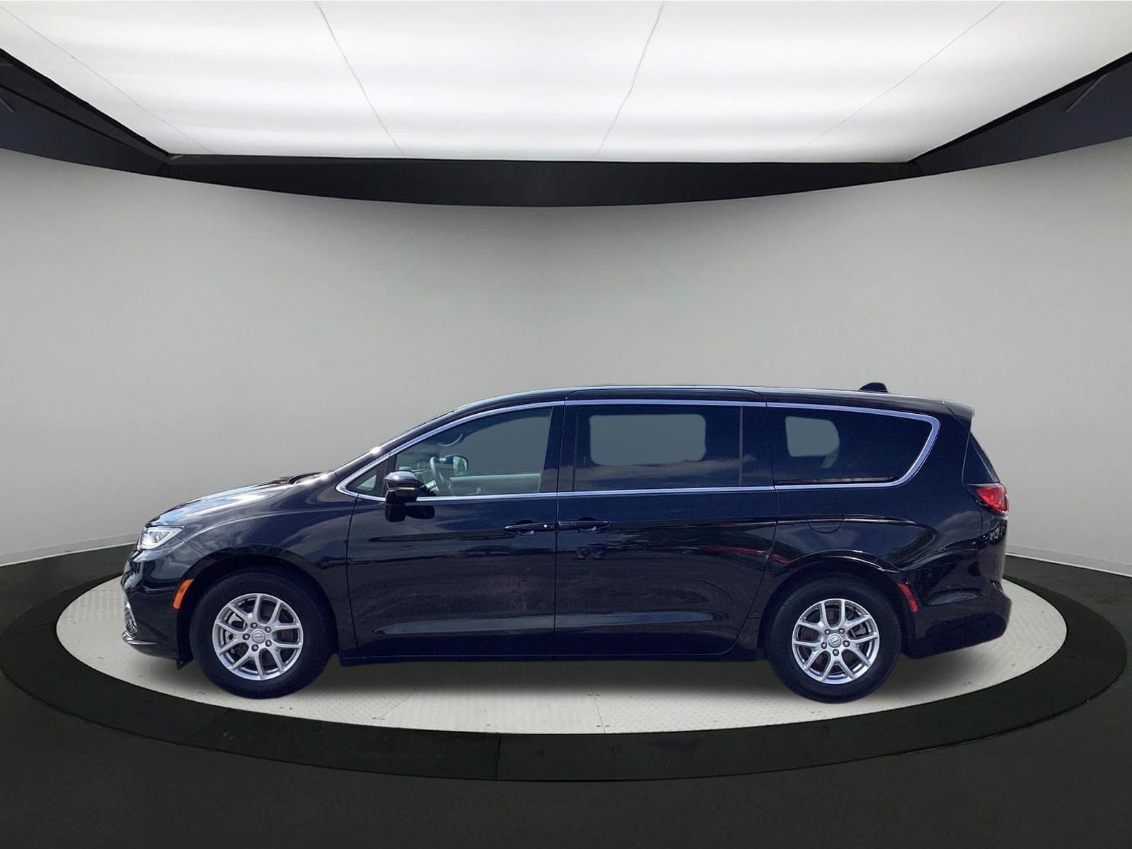 Used 2026 Chrysler Pacifica Select FWD image 5