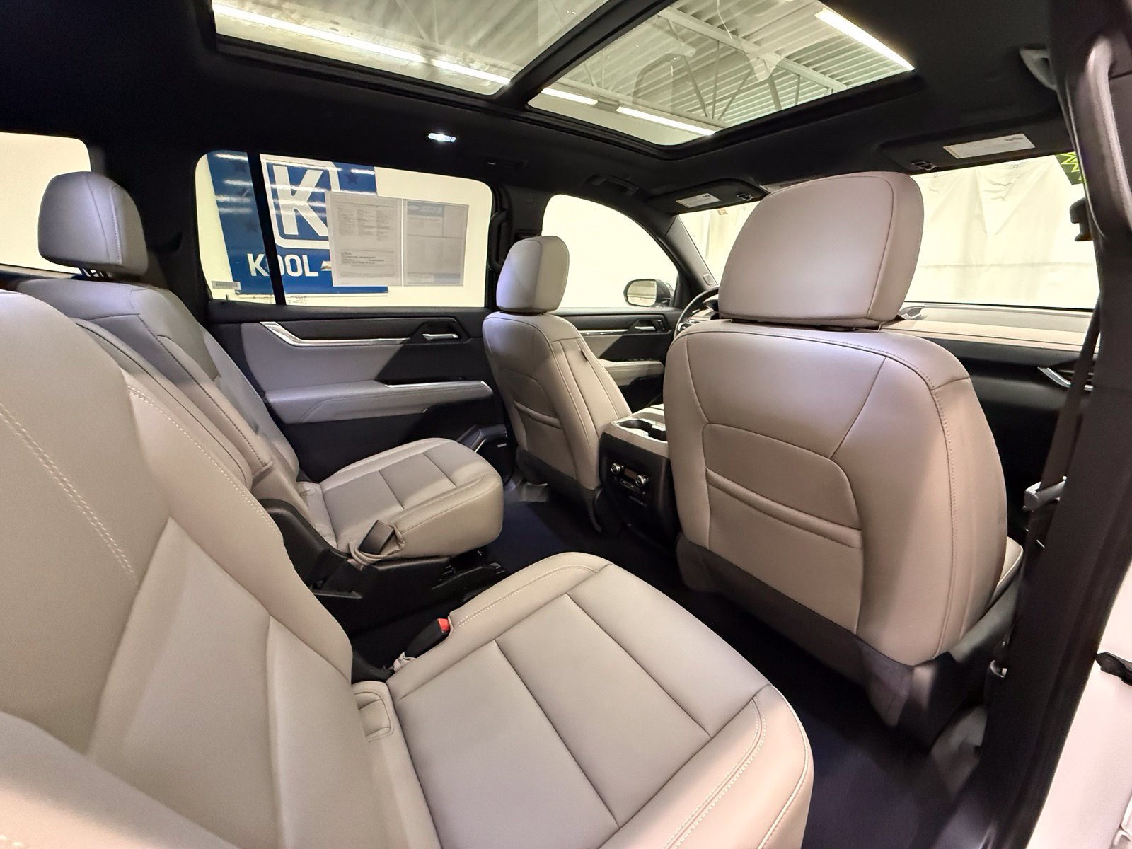 Used 2026 GMC Acadia Elevation w/ Elevation Premium Package FWD image 7