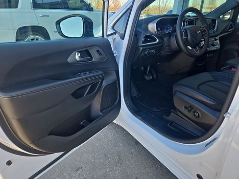 Used 2025 Chrysler Pacifica Select image 26