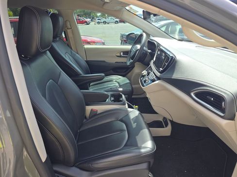 Used 2023 Chrysler Pacifica Touring-L FWD image 8
