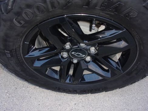 Used 2025 Chevrolet Silverado 1500 LT Trail Boss w/ Convenience Package II image 9