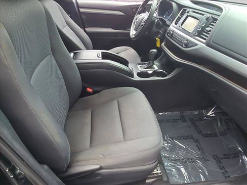 Used 2019 Toyota Highlander LE FWD image 20