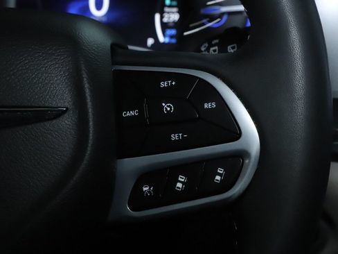 Used 2024 Chrysler Pacifica Limited FWD image 23