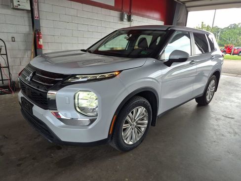 Used 2024 Mitsubishi Outlander ES AWD/4WD image 2