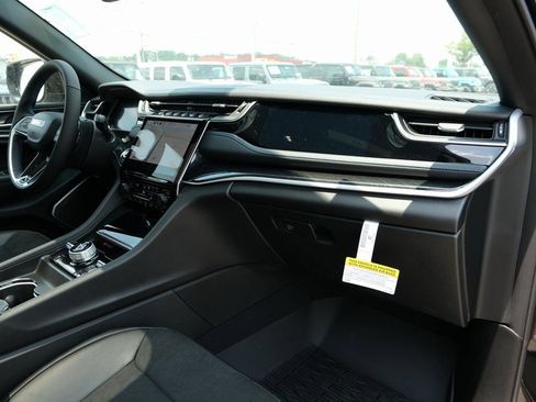 Used 2024 Jeep Grand Cherokee Trailhawk w/ Luxury Tech Group III AWD/4WD image 40