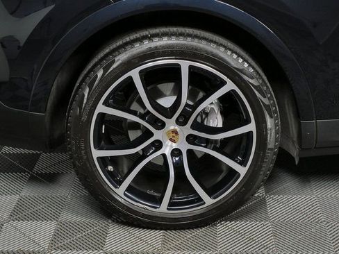 Certified 2023 Porsche Cayenne Platinum Edition image 40