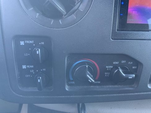 Used 2009 Ford E-350 and Econoline 350 Extended Wagon Super Duty image 22