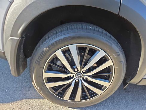 Used 2025 Nissan Pathfinder Platinum image 3