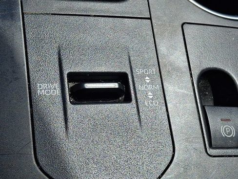 Used 2023 Toyota Highlander XLE FWD image 25