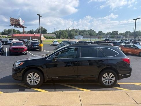 Used 2017 Subaru Outback 2.5i Premium AWD/4WD image 3