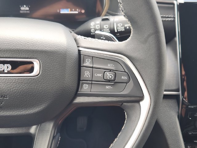 Used 2025 Jeep Grand Cherokee Altitude RWD image 29