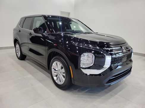 New 2026 Mitsubishi Outlander ES FWD image 3