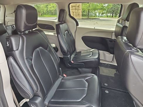 Used 2023 Chrysler Pacifica Touring-L FWD image 15
