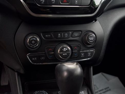 Used 2022 Jeep Cherokee Limited AWD/4WD image 22