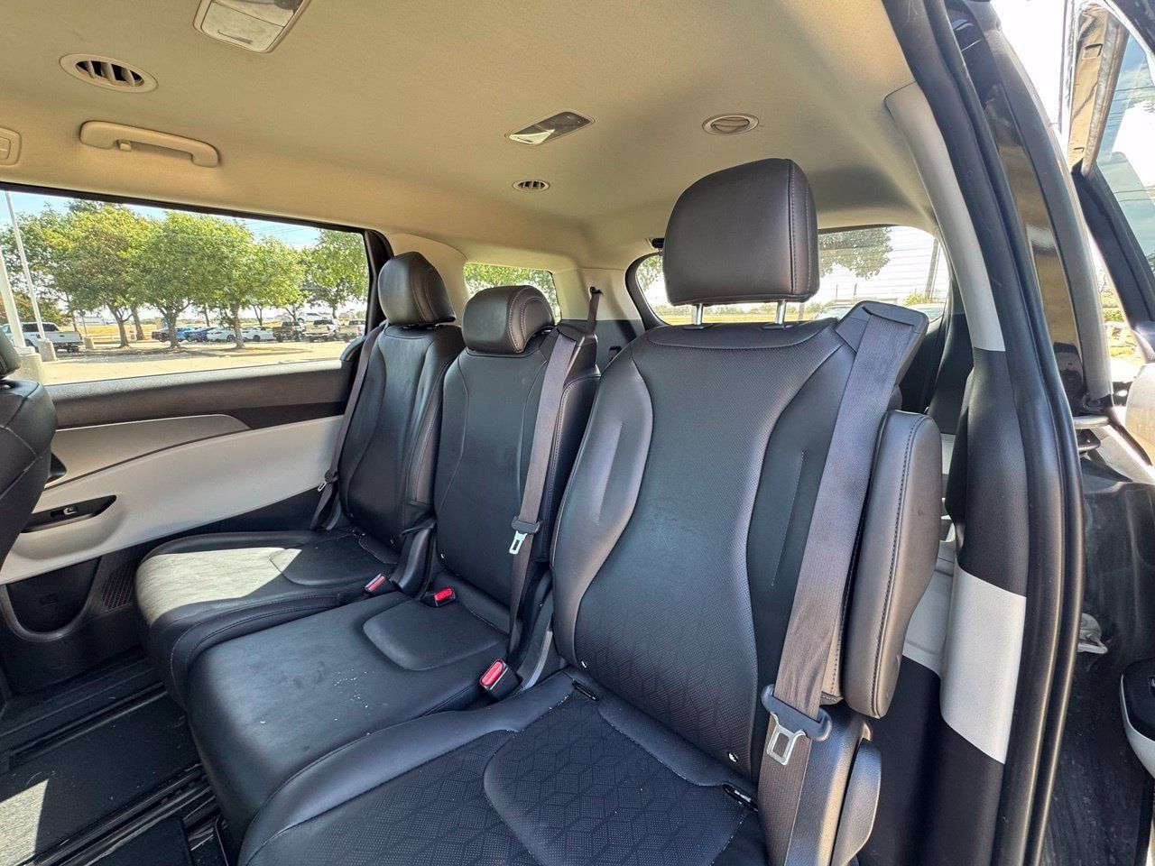 Used 2022 Kia Carnival LX FWD image 7