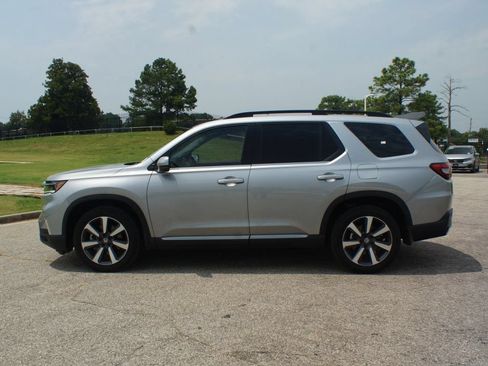 Used 2025 Honda Pilot Touring image 14