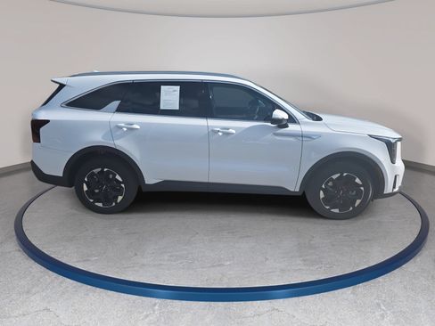 Used 2025 Kia Sorento S w/ Panoramic Sunroof Package FWD image 4
