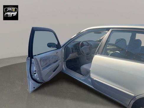 Used 2001 Toyota Corolla LE FWD image 9