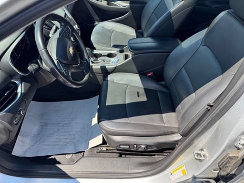 Used 2019 Chevrolet Malibu LT w/ Leather Package FWD image 11