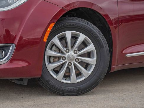 Used 2019 Chrysler Pacifica Touring-L image 2