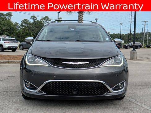 Used 2020 Chrysler Pacifica Limited w/ Tire & Wheel Group FWD image 8