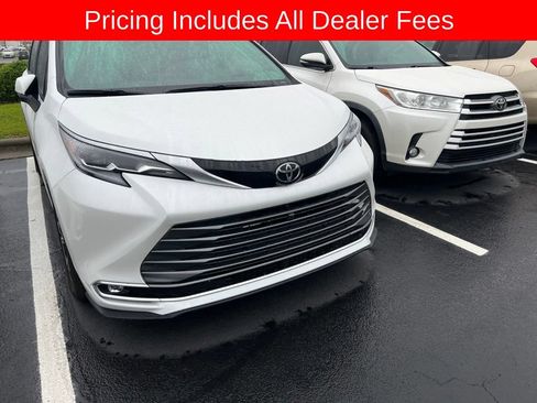 Used 2026 Toyota Sienna Platinum AWD/4WD image 3