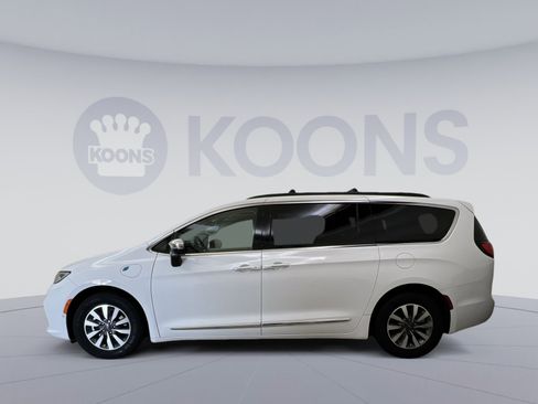 Used 2023 Chrysler Pacifica Limited FWD image 2