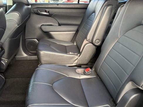 Used 2023 Toyota Highlander XLE FWD image 25