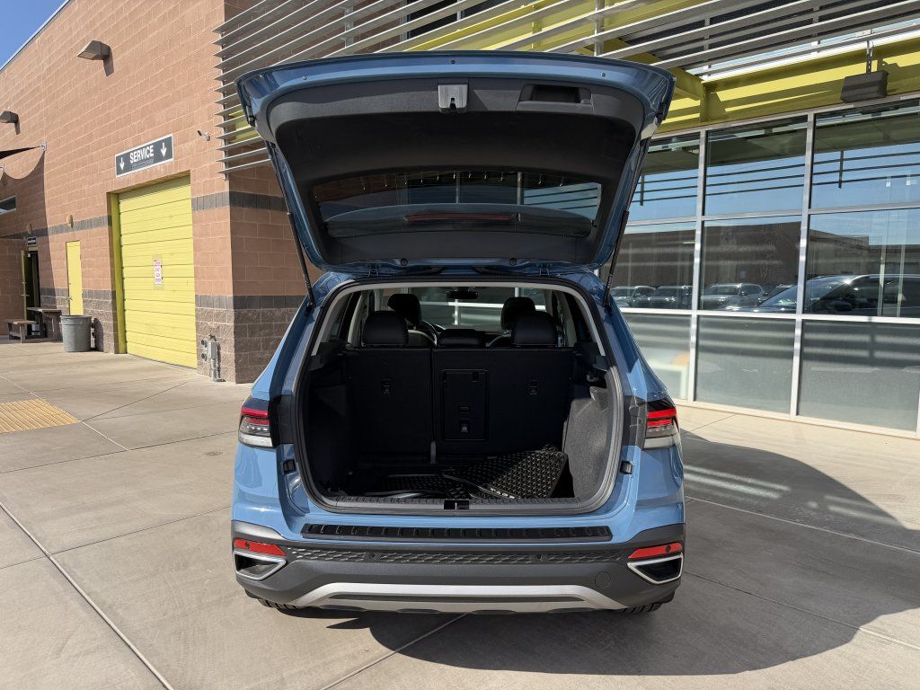Used 2025 Volkswagen Taos SE FWD image 34