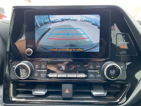 Used 2023 Toyota Highlander XSE FWD image 8