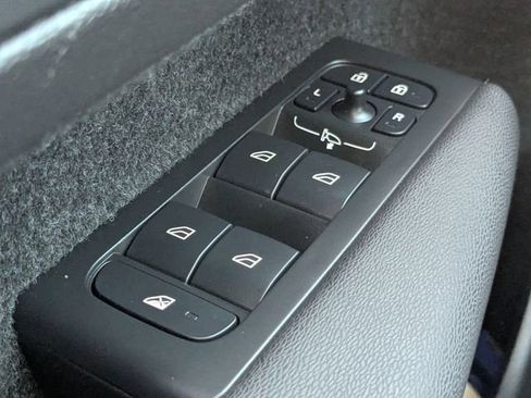 Certified 2025 Volvo XC40 B5 Core image 32