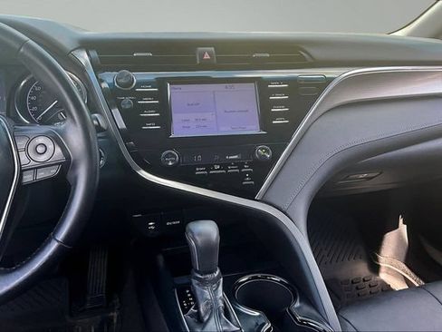 Used 2018 Toyota Camry SE w/ Moonroof Package FWD image 9