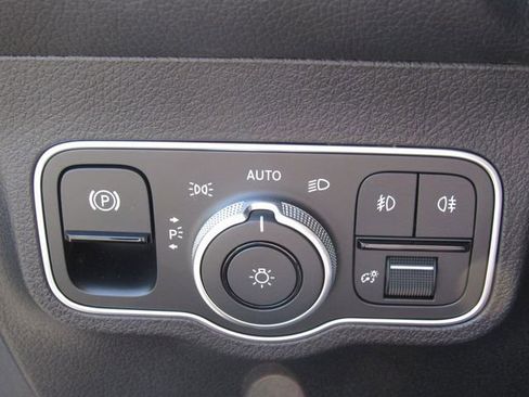 Used 2025 Mercedes-Benz GLB 250 4MATIC image 36