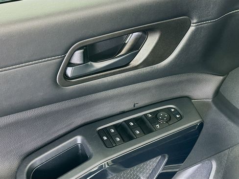 Used 2025 Nissan Pathfinder SV image 15