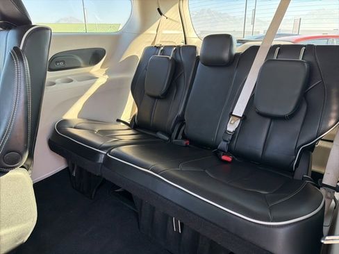 Used 2023 Chrysler Pacifica Limited image 21