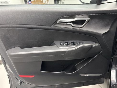 Used 2023 Kia Sportage LX image 9