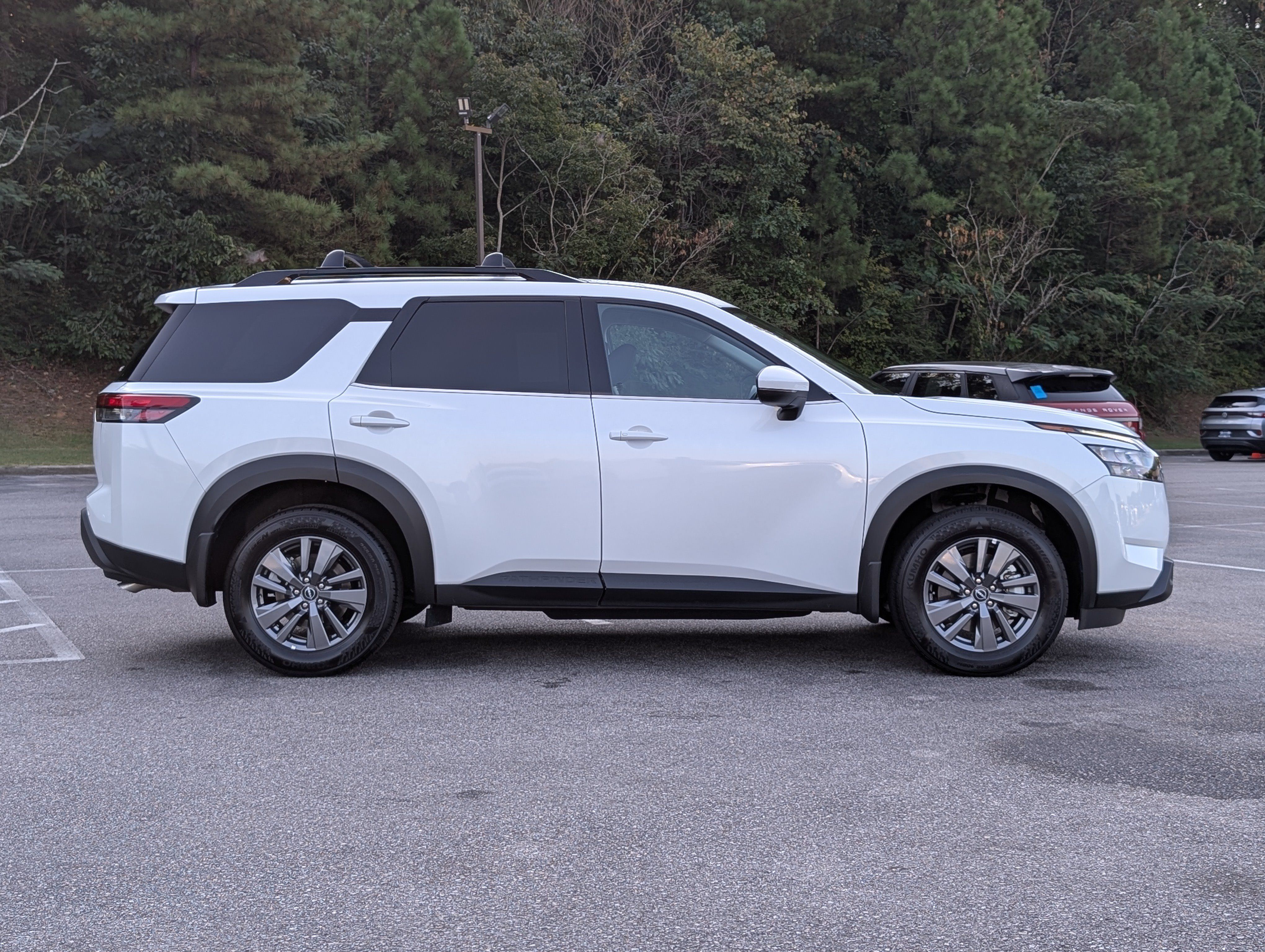 Used 2025 Nissan Pathfinder SV FWD image 10