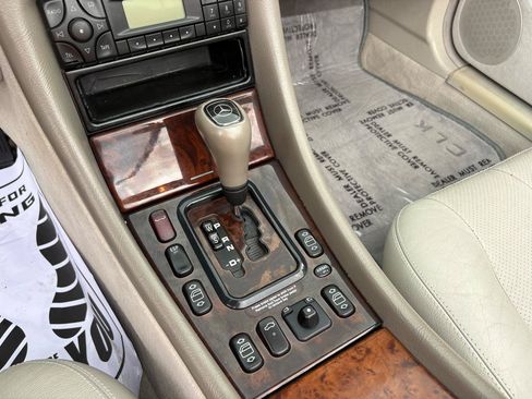 Used 2000 Mercedes-Benz CLK 320 Cabriolet image 34
